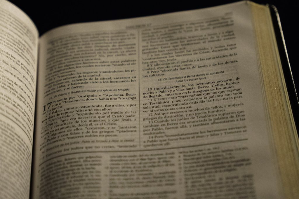 Acercamiento a una Biblia Reina-Valera 1960 abierta en Hechos 17; en foco se leen los versículos 10 y 11, sobre los de Berea que escudriñaban cada día las Escrituras.