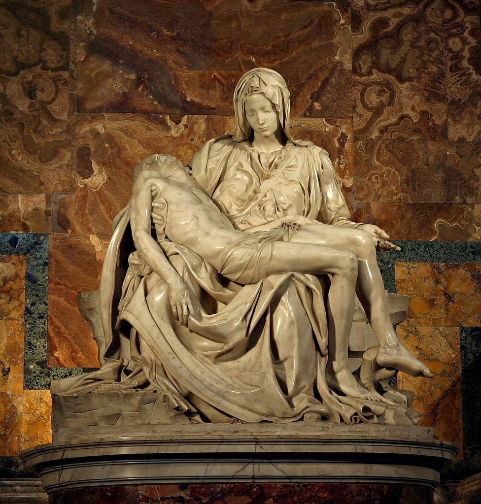 La Piedad de Miguel Ángel: María sostiene en su regazo el cuerpo de Cristo, esculpido en mármol blanco